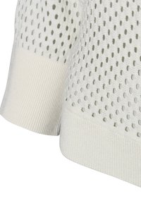 Leichter weißer Strickpullover mit einem strukturierten Muster, das kleine Löcher aufweist, sowie gerippten Bündchen und Saum für zusätzlichen Komfort.