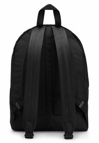 Sac à dos en tissu noir avec un dos en mesh rembourré, des bretelles ajustables et une poignée supérieure. Il présente un design simple et épuré sans logos visibles.
