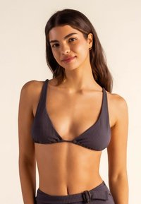 Top de bikini gris acanalado con un diseño triangular, que presenta tirantes finos y un detalle fruncido en la parte inferior.