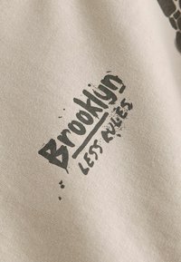 Next RELAXED FIT SHORT SLEEVE GRAPHIC STANDARD - Triko s potiskem - stone gorilla graffiti