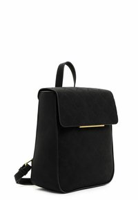 Mochila acolchada negra hecha de material sintético, con un acento de herrajes en tono dorado y un cierre de solapa. Correa ajustable para mayor comodidad.