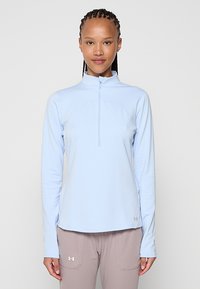 Pullover azzurro chiaro a maniche lunghe con colletto con zip, tessuto testurizzato e cuciture piatte. Presenta un logo sul lato sinistro in basso.