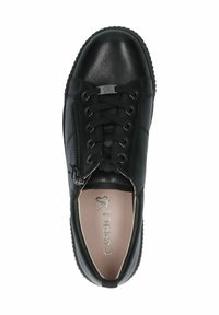 Must musta sneaker, millel on ümmargune varvas, ees seotud paelad ja külgrihm. Sile tekstuur ning kontrastne kummitald.