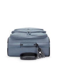 Modrá nylonová cestovní taška s dvěma zipovými přihrádkami, teleskopickou rukojetí, boční kapsou a černým štítkem ve tvaru opice.