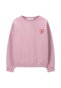 Sweatshirt rose avec un col rond, des manches longues et une décoration en forme de cœur avec des accents rouge et blanc sur la poitrine.