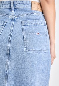 Tommy Jeans CLAIRE MIDI SKIRT - Denim skirt - denim medium