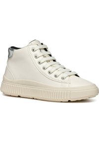 Sneaker alte in pelle bianca, con suola in gomma texture, accento argentato sul tallone e lacci bianchi.