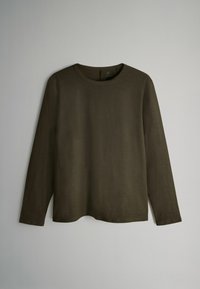 Langärmliges Hemd in dunklem Olivgrün, aus glattem Stoff gefertigt, mit rundem Ausschnitt und geradem Saum. Keine sichtbaren Muster oder Verzierungen.