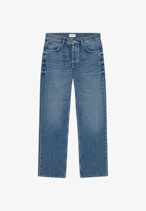 Jeans denim blu a gamba dritta con tasche frontali, passanti per cintura e chiusura con bottoni, posati distesi su uno sfondo bianco.