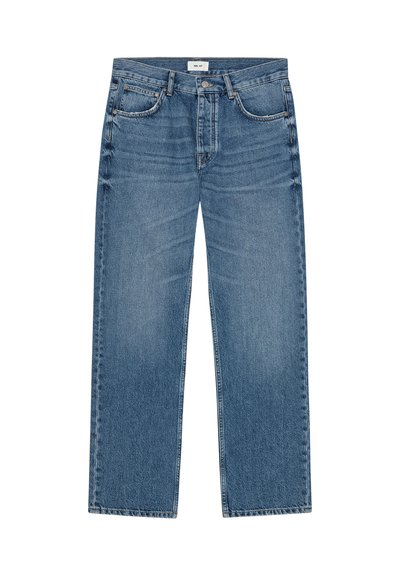 Jean en denim bleu à jambes droites avec poches avant, passants de ceinture et une fermeture à boutons sur le devant, posé à plat sur un fond blanc.