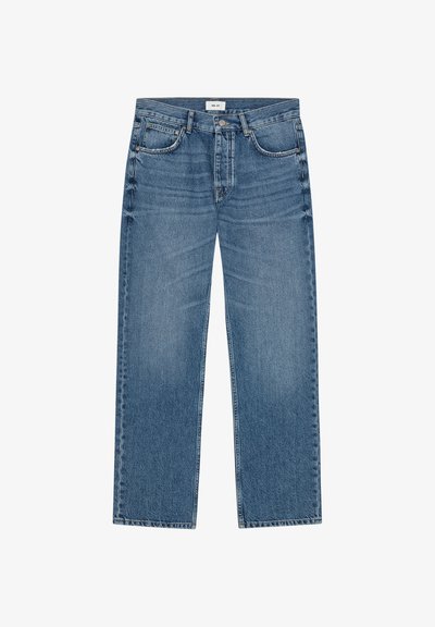 Jean en denim bleu à jambes droites avec poches avant, passants de ceinture et une fermeture à boutons sur le devant, posé à plat sur un fond blanc.