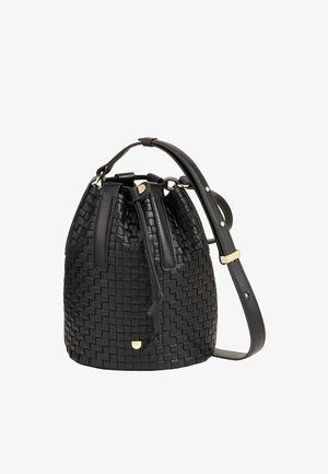 Bolsa tipo bucket de cuero trenzado negro con base redondeada, correas dobles, correa de hombro ajustable y acentos de hardware en tono dorado.