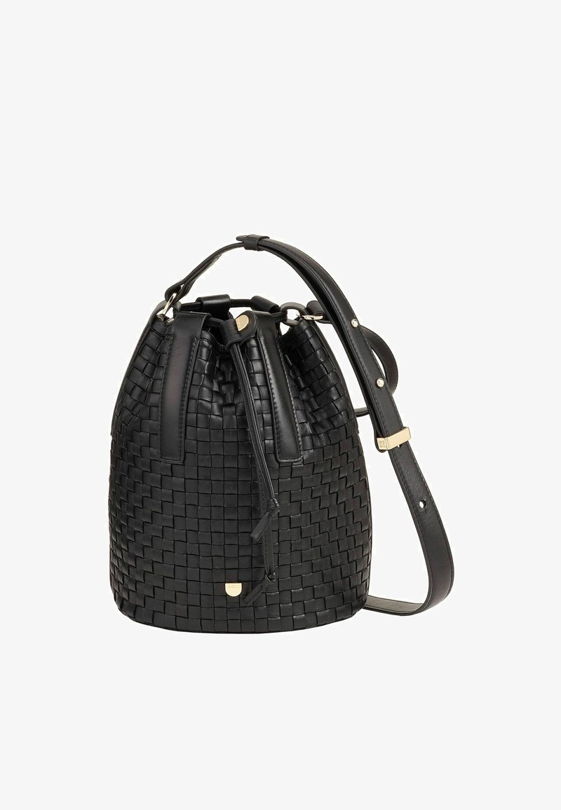 Borsa a secchiello in pelle intrecciata nera con base arrotondata, doppio manico, tracolla regolabile e dettagli in hardware color oro.