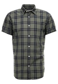 Camisa de manga corta con botones, con patrón de cuadros en verde y azul marino y bolsillo en el pecho.