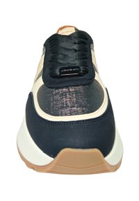 Zwart en bruin sportieve schoen met een canvas bovenkant, gestructureerd detail op de neus, zwarte veters en een rubberen zool.