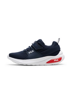 Donkerblauwe en witte Fila sportschoen met rood zool detail, mesh bovenwerk, verstelbare band en trekweeg op een witte achtergrond.