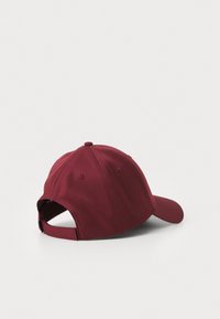 Căciulă de baseball bordo cu vizieră curbată, material textil, curea ajustabilă la spate, design cu șase panouri și găuri de ventilație.