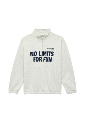 Lichtgrijze sweater met kwart-ritssluiting, elastische manchetten en de tekst "NO LIMITS FOR FUN" in vet en "PLAY EVERYDAY" erbovenop aan de voorkant.