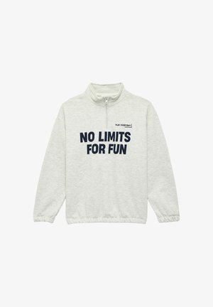Hellgrauer Sweatshirt mit Viertel-Reißverschluss, elastischen Bündchen und dem Text "NO LIMITS FOR FUN" in Fettschrift und "PLAY EVERYDAY" darüber auf der Vorderseite.