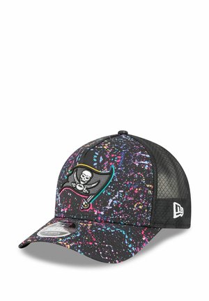 Casquette noire avec un motif éclaboussé de peinture colorée. Elle présente un logo de pirate brodé à l'avant et un dos en mesh pour une meilleure respirabilité.