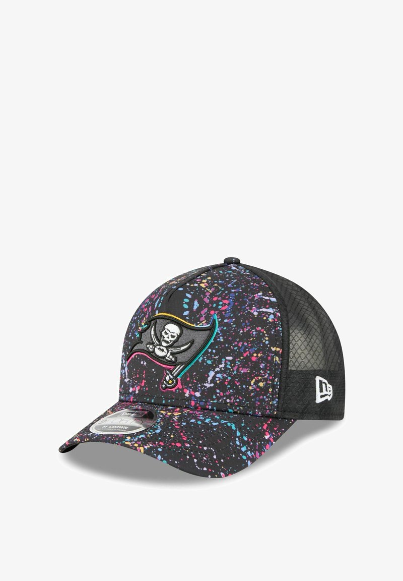 Casquette noire avec un motif éclaboussé de peinture colorée. Elle présente un logo de pirate brodé à l'avant et un dos en mesh pour une meilleure respirabilité.