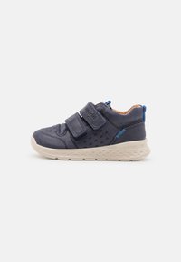 Granatowe sneakersy z dwoma paskami na rzepy, perforowanymi bocznymi panelami oraz wzmocnioną beżową podeszwą. Posiadają niebieskie akcenty na pięcie.