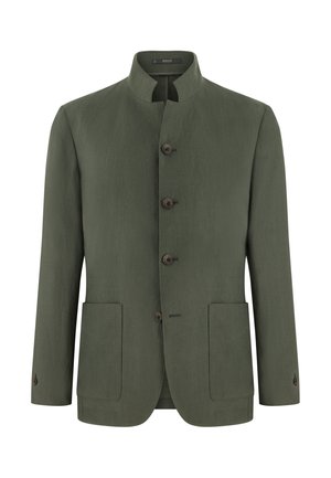Olivgrüner Herrenblazer mit hohem Kragen, vier braunen Knöpfen, langen Ärmeln und zwei aufgesetzten Vordertaschen.