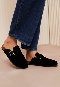 Friends Like These REGULAR FIT - BUCKLE COMFORT  FIT - Puukingad - black