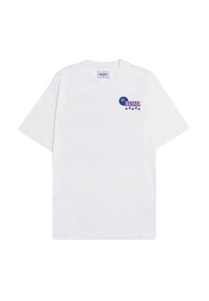 Camiseta de algodón blanca con cuello redondo, que presenta el logo "BESSEL" en azul y morado y cinco estrellas impresas en el lado izquierdo del pecho.