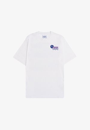 Camiseta de algodón blanca con cuello redondo, que presenta el logo "BESSEL" en azul y morado y cinco estrellas impresas en el lado izquierdo del pecho.