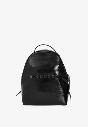 Zaino in pelle nera con manico e la scritta "RICHMOND X" in rilievo sulla parte anteriore, con chiusura a cerniera sul lato destro.