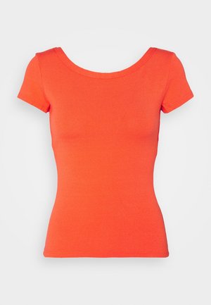 Orange T-shirt med korte ærmer lavet af glat, elastisk stof med en bred udskæring og en tætsiddende form for et slankt udseende.