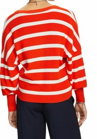 Rot-weiß gestreifter Pullover mit lockerer Passform und weiten Ärmeln. Weicher Stoff und gerippter Saum am Kragen und an den Manschetten.