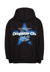 Zwarte hoodie met een blauw sterrenafbeelding en witte tekst: "De straat leert ons wat scholen niet doen," "Dropsize Clo," "Beperkte editie," "Word wakker, Hustle, Herhaal."