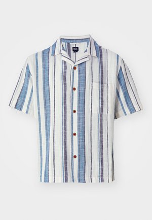 Chemise à manches courtes rayée blanche, bleue et violette. Fabriquée en tissu léger, avec un col pointu et des boutons marron, elle dispose d'une poche sur la poitrine.