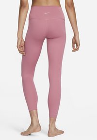 Rosa, högmidjade leggings gjorda av stretchmaterial. Har en slät yta och Nike-logotyp i silver på midjebandet.