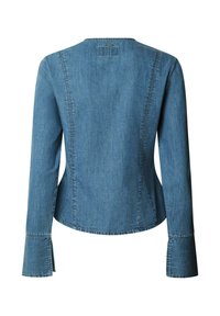 Zila džinsa jaka ar garajiem piedurknēm, pieguļoša forma, šuvju detaļas un viegls izplešanās piedurkņu malās. Nav redzamu metāla detaļu vai rotājumu.