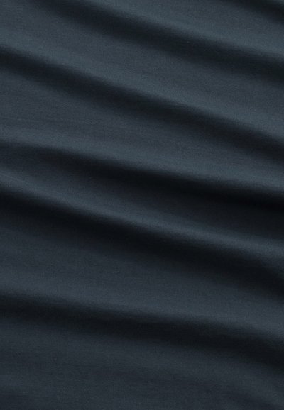 Dunkelblaues Gewebe mit einer glatten, matten Textur, das subtile, wellenartige Falten und Dehnung aufweist. Eignet sich für Bekleidung oder Polsterverwendung.