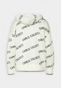 Mikina s kapucňou v svetlej béžovej pletenine s opakujúcim sa čiernym textom "CARLO COLUCCI." Obsahuje rebrované manžety a lem, hladká textúra.