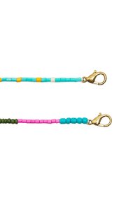 Dwie koralikowe smycze: jedna z koralikami w kolorze aqua, żółtym i białym; druga z koralikami w kolorze zielonym, różowym i aqua. Obie mają złote zapięcia w kształcie homara.