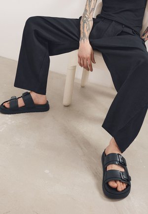 Bershka BUCKLED - Natikači - black