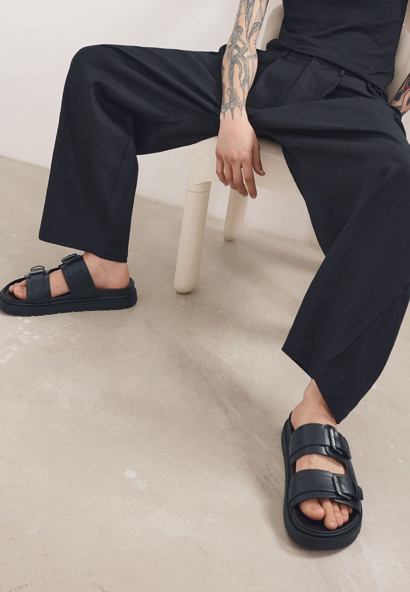 Bershka BUCKLED - Natikači - black
