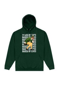 Felpa verde con cappuccio con grafica frontale con il testo "RAISED BY ELVES" in bianco e un'illustrazione di un personaggio con un abbigliamento verde e pantaloni gialli.