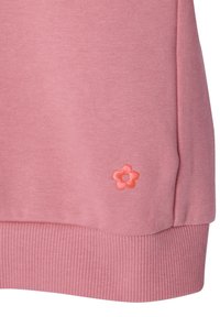Rosa Baumwoll-Sweatshirt mit geripptem Saum, das auf der unteren linken Seite ein kleines gesticktes orangenes Blumenmotiv aufweist.