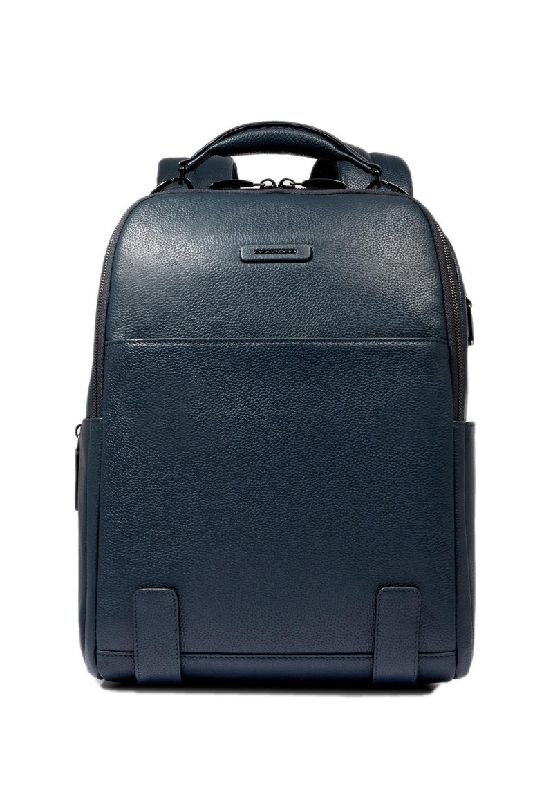 Zaino in pelle blu navy con superficie strutturata, manico superiore, spallacci imbottiti e tasche esterne con cerniera. Forma rettangolare.