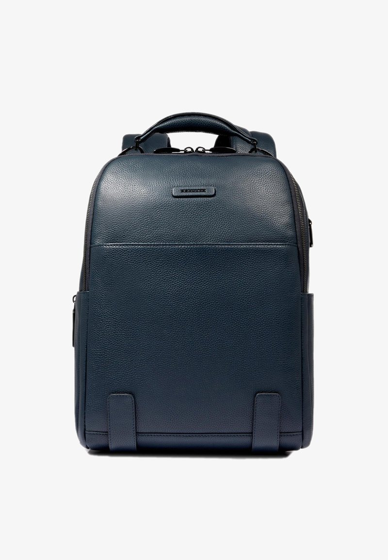 Zaino in pelle blu navy con superficie strutturata, manico superiore, spallacci imbottiti e tasche esterne con cerniera. Forma rettangolare.