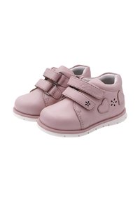 Scarpe in pelle rosa con due cinghie in velcro, punta arrotondata, fori a forma di cuore sui lati e suola in gomma bianca.