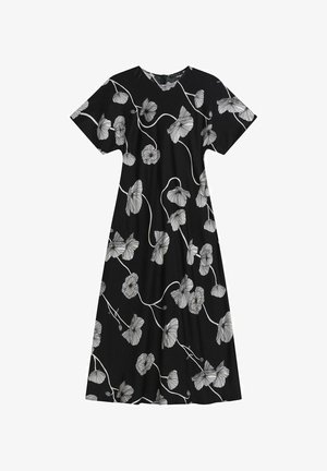 Sort kjole med korte ærmer, rund halsudskæring og et blomsterdesign i hvidt med detaljeret linjearbejde. Længden når under knæet.