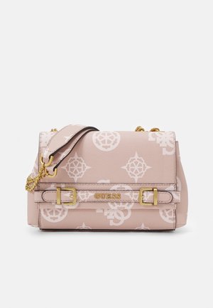 Sac d'épaule Guess rose clair avec logos blancs, boucles dorées et bandoulière chaîne posé sur un fond blanc uni.