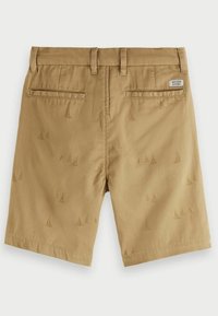 Shorts kaki avec une texture lisse arborant de petits motifs de voiliers en relief, deux poches arrière et des passants pour ceinture.